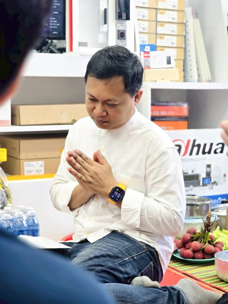 บรรยากาศร่วมสวดมนต์ในงานทำบุญบริษัท