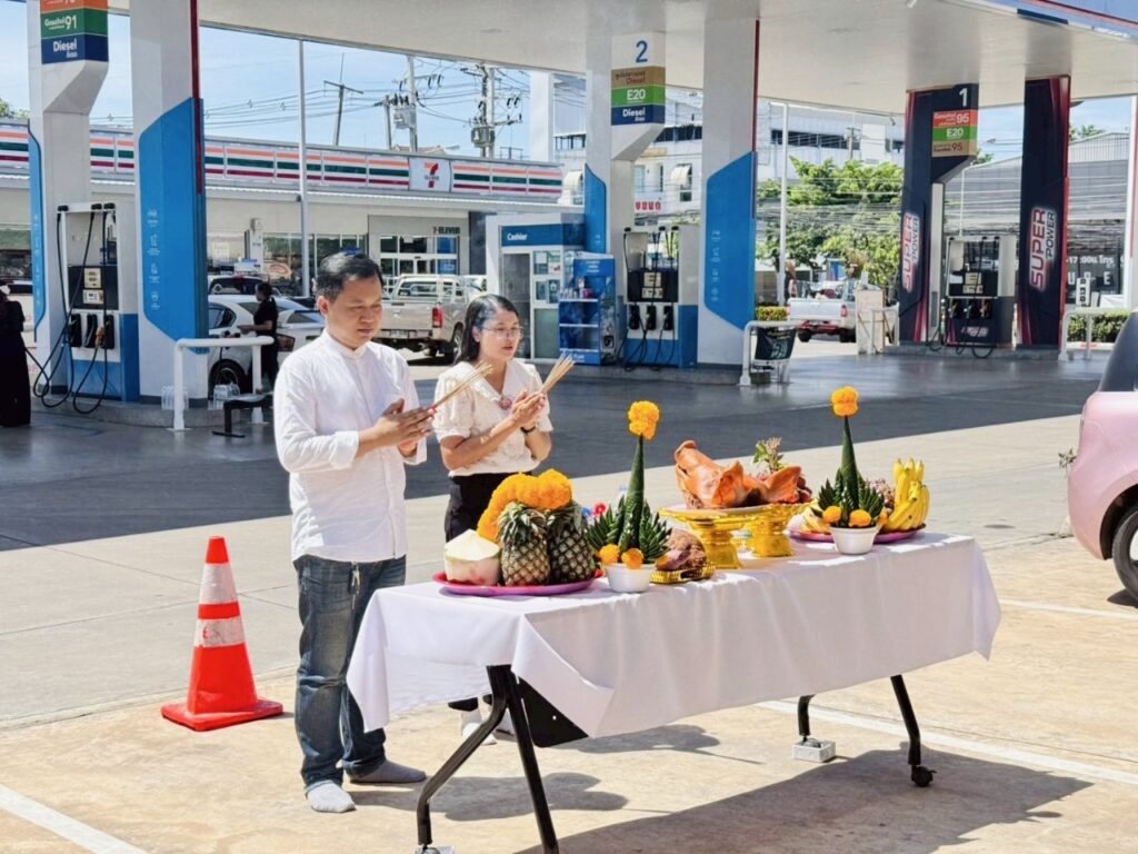 ร่วมสักการะเพื่อความเป็นสิริมงคล