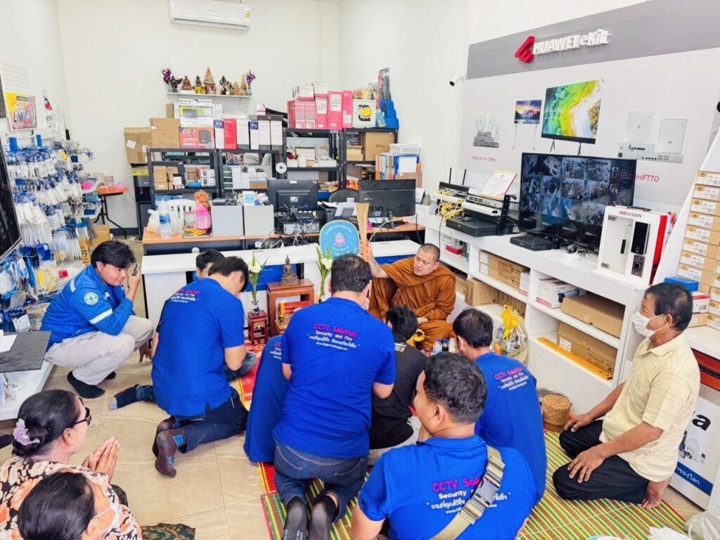 ทีมงานร่วมพิธีทำบุญภายในบริษัท