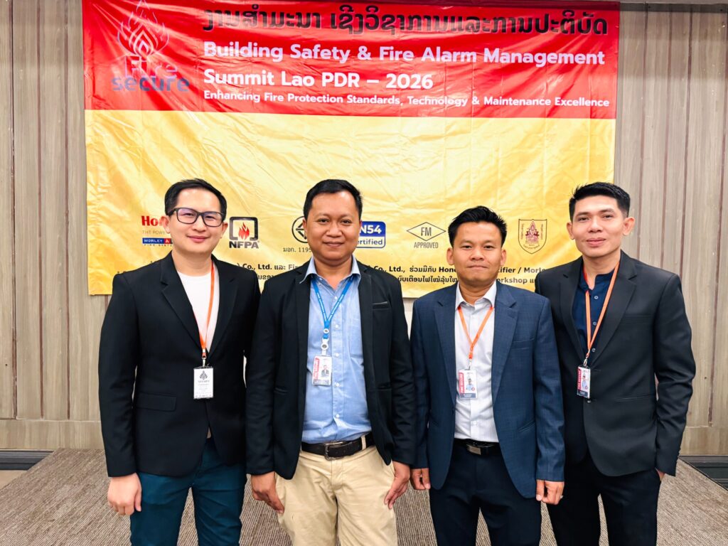 ถ่ายภาพร่วมกันด้านหน้าป้ายงานสัมมนาระบบแจ้งเหตุเพลิงไหม้