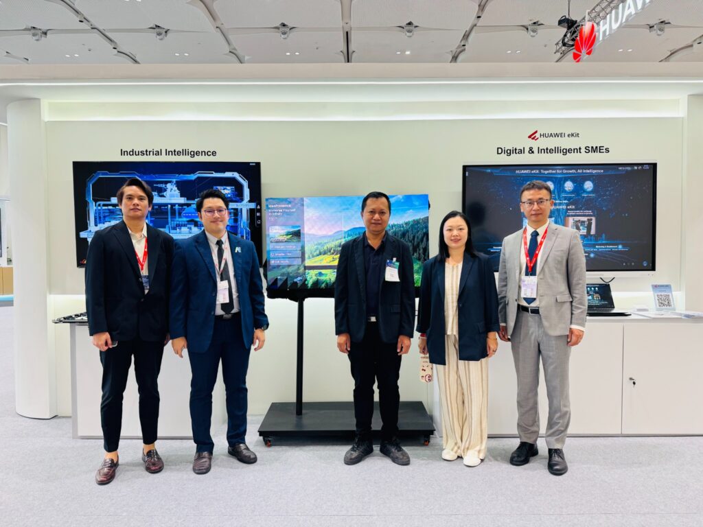 ภาพกลุ่มผู้เยี่ยมชมบูธ Huawei และ HUAWEI eKit