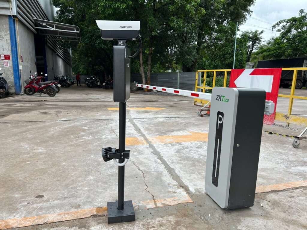 กล้องอ่านป้ายทะเบียน Hikvision พร้อมไม้กั้นรถยนต์ ZKTeco บริเวณทางออกโกดัง J&T จังหวัดอุดรธานี