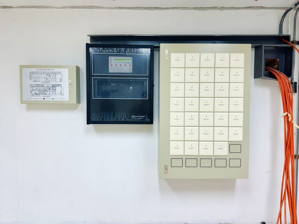ตู้ควบคุมระบบแจ้งเหตุเพลิงไหม้ NOTIFIER และแผงแสดงตำแหน่ง ณ KKUDS Cafeteria