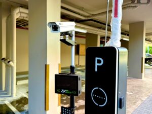 ชุดกล้องอ่านป้ายทะเบียน ZKTeco LPRC500 พร้อมจอแสดงผลและไม้กั้น BGM1000 บริเวณลานจอดรถอาคาร