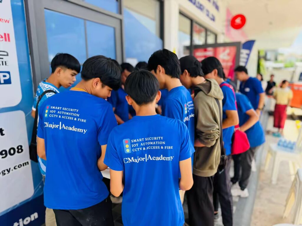 ทีมงานร่วมกิจกรรมทำบุญบริเวณหน้าบริษัท