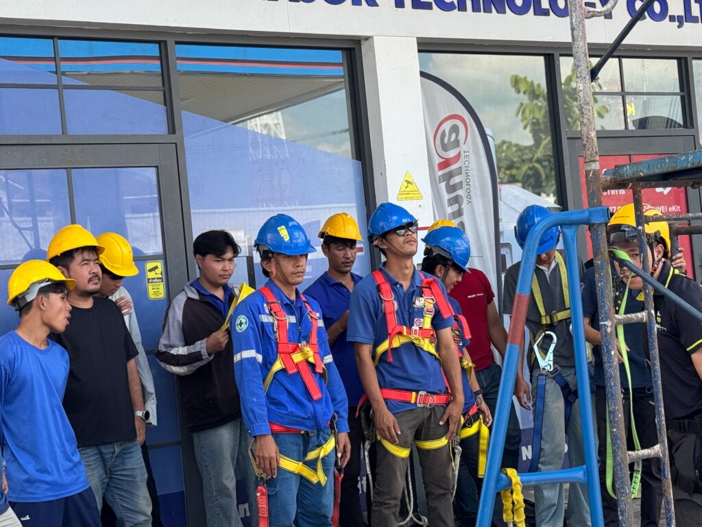 ทีมงานซีเมเจอร์ เทคโนโลยี สวมอุปกรณ์ป้องกันส่วนบุคคลในการอบรม Working at Height
