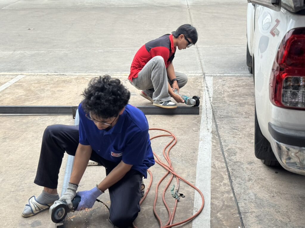 ทีมช่างเตรียมงานซัพพอร์ตสำหรับระบบดับเพลิงด้วยสารสะอาด